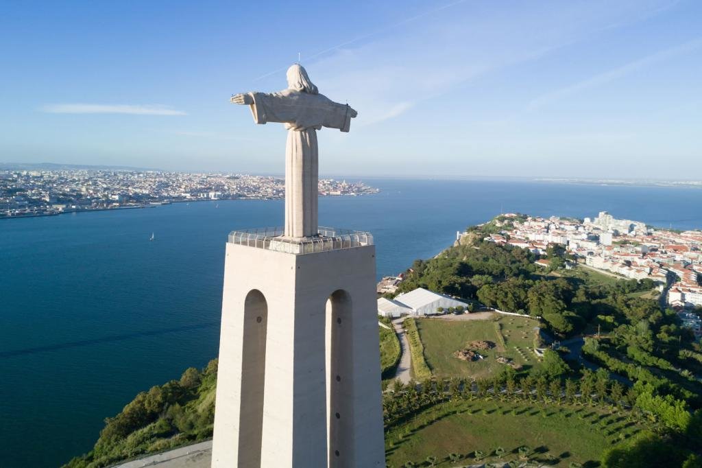 Статуя Христа в Лиссабоне