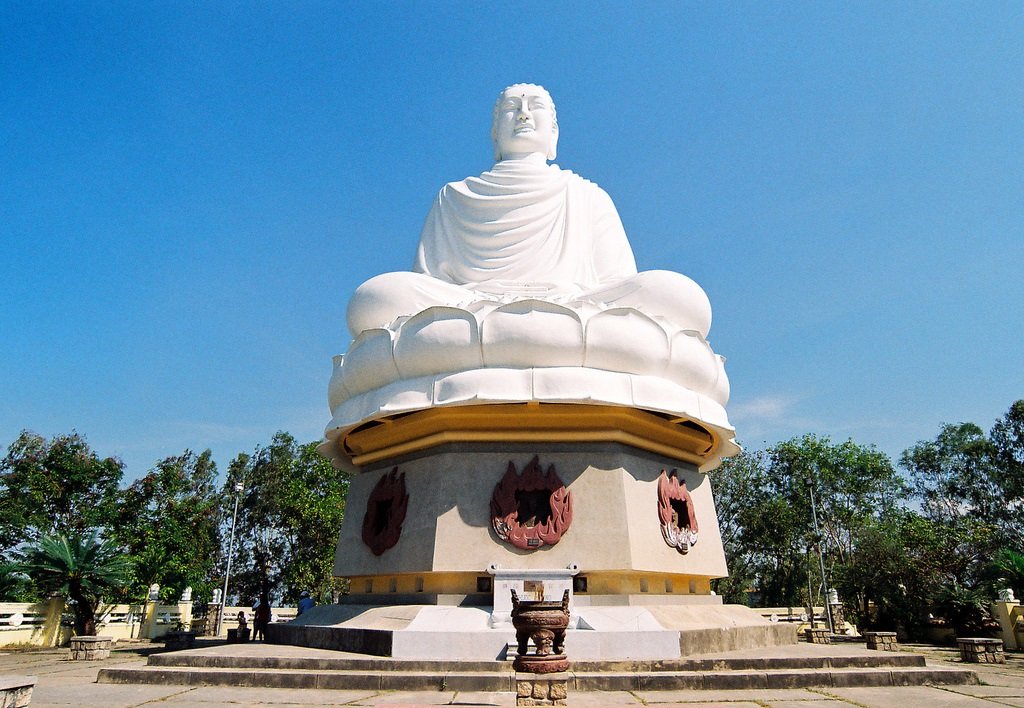 Большой белый Будда