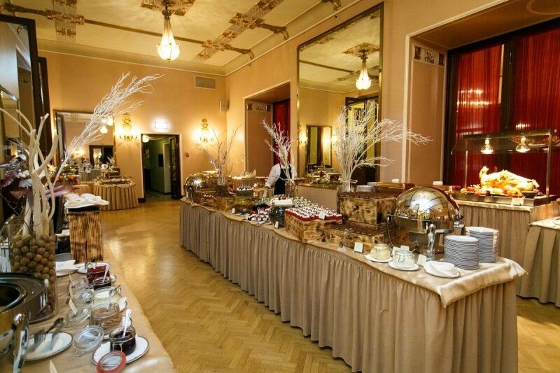 Белый сад метрополь. Бранч в метрополе. Бранч метрополь в москве. Ресторан бранч углич. Метрополь шведский стол завтрак.